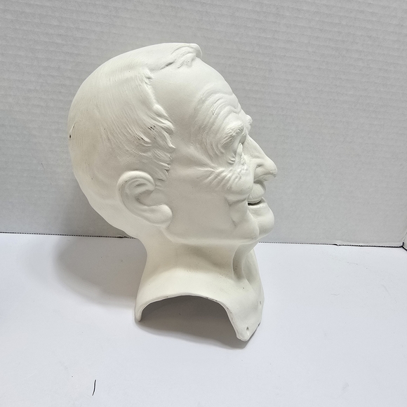 Elegant Cream Bust Sculpture Pair - Picture 4 of 10